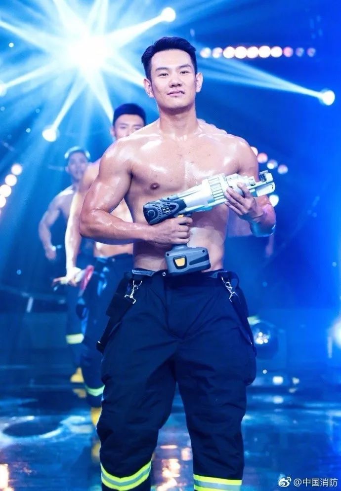 浴火重生的逆行者，肌肉越大責任越大，這才是真漢子——中國消防員(圖2)