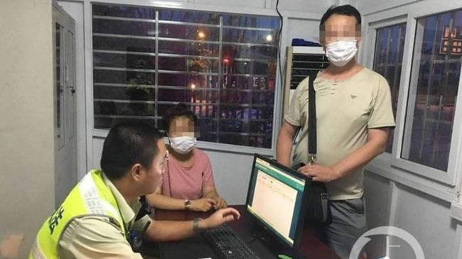 話嘮遭人煩！男女坐車旅游因話太多，被司機(jī)丟在了高速上 