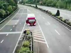 話嘮遭人煩！男女坐車旅游因話太多，被司機(jī)丟在了高速上 (圖2)