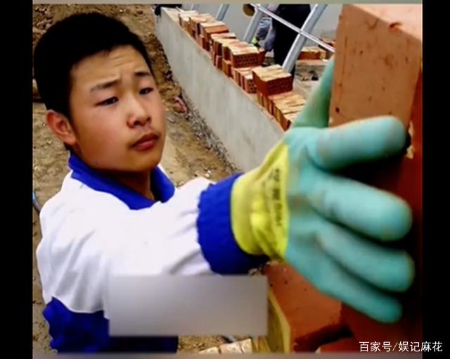 正能量！搬磚男孩工地上收到通知書，如今畢業(yè)成為一名軍官！