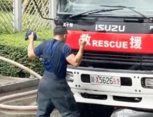 新手消防員分管供水車開心到飛起 具體是怎么回事？(圖1)