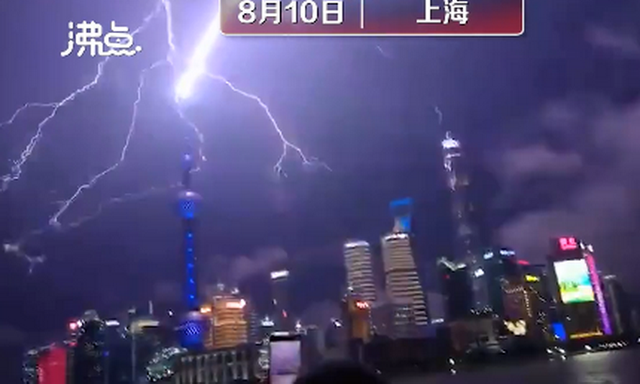 網(wǎng)友：誰在渡劫？上海東方明珠被閃電擊中？已裝備環(huán)形避雷針，并未“親吻”到 (圖3)