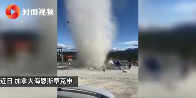 加拿大龍卷風(fēng)精準襲擊水果攤，卷走水果和現(xiàn)金后消散，攤主很無奈