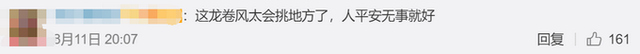 加拿大龍卷風精準襲擊水果攤，卷走水果和現(xiàn)金后消散，攤主很無奈(圖4)