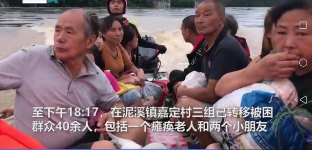 四川村民被洪水圍困屋頂，村民用揮旗的方式求救(圖4)