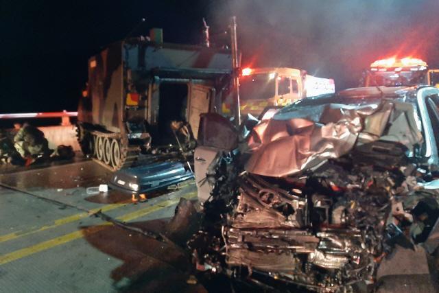 突發(fā)！美軍裝甲車與韓國私家車相撞：4名平民死亡（圖）(圖2)