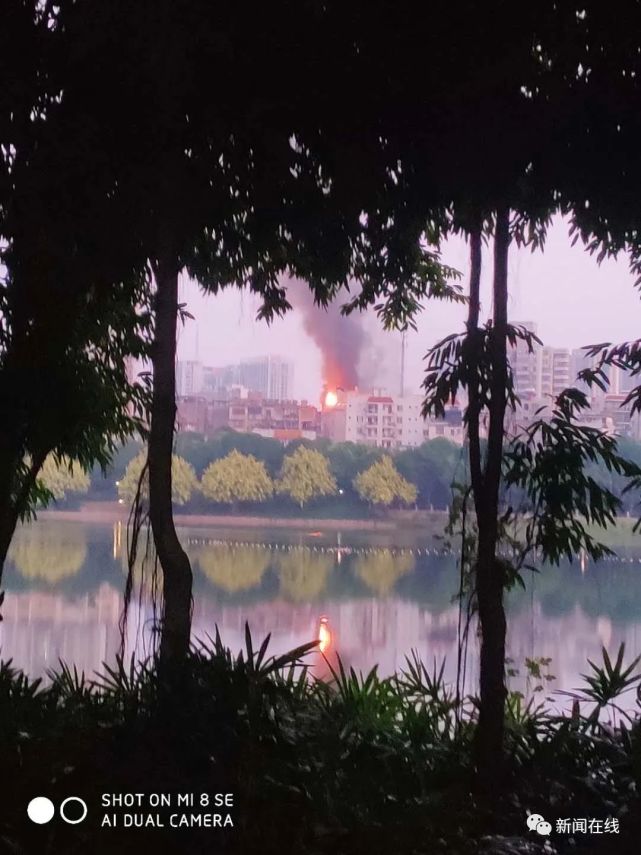 南寧一小區(qū)樓頂燒成火?，F(xiàn)場圖曝光 廣西南寧小區(qū)頂樓倉庫火災(zāi)原因 明火伴有濃濃黑煙現(xiàn)已被撲滅(圖5)
