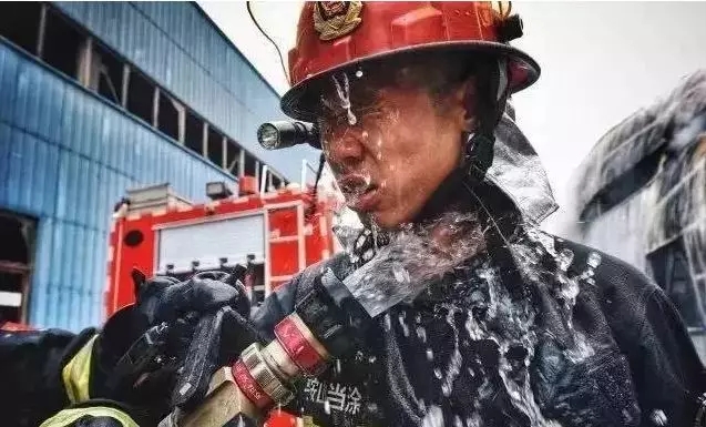 消防裝備：消防員戰(zhàn)斗服是干的還是濕的好？有怎么區(qū)別？(圖2)